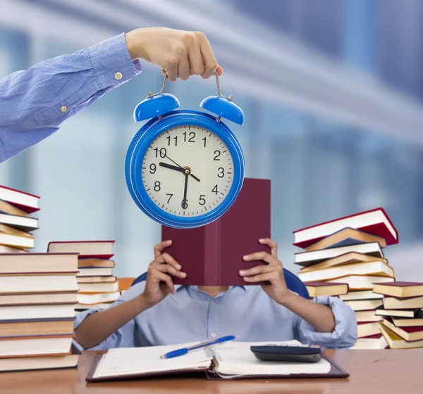 Zeiger Mit Armbanduhr Und Schüler Lesen Das Buch — Stockfoto