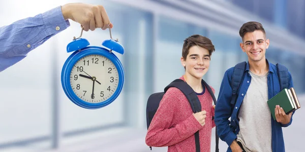青年学校の素材と学校に戻って 時計を持つ手 — ストック写真