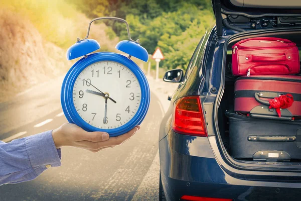 手动时钟和汽车手提箱 旅行时间概念 — 图库照片