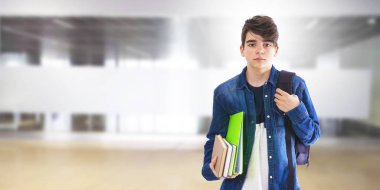 öğrenci kitap ve sırt çantası kolej veya üniversite ile