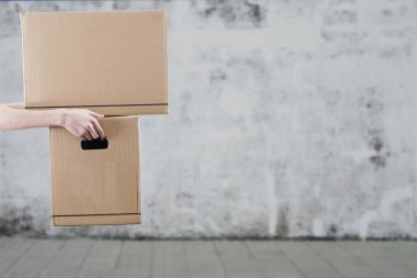 karton kutular, taşıma ve hareket kavramı ile el