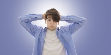 çocuk ile mavi arka planda izole sürpriz bir ifadesidir