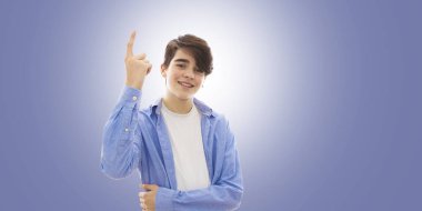 genç çocuğun parmağıyla işaret