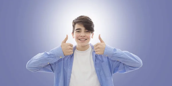 Joven Sonriendo Con Frenos Pulgares Hacia Arriba Signo Aprobación — Foto de Stock