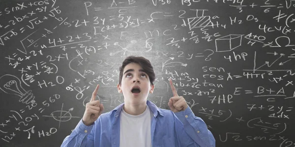 Estudiante Sorprendido Con Antecedentes Gráficos Fórmulas —  Fotos de Stock