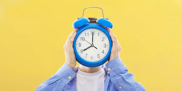 Jovem Com Relógio Alarme Conceito Tempo Pontualidade — Fotografia de Stock