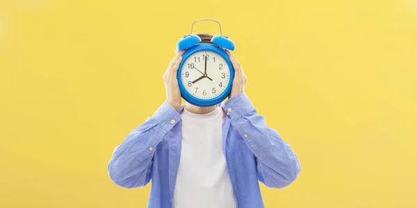 Jovem Com Relógio Alarme Conceito Tempo Pontualidade — Fotografia de Stock