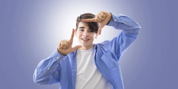 Portrait Jeune Homme Souriant Avec Ses Mains Formant Cadre Concentrant — Photo