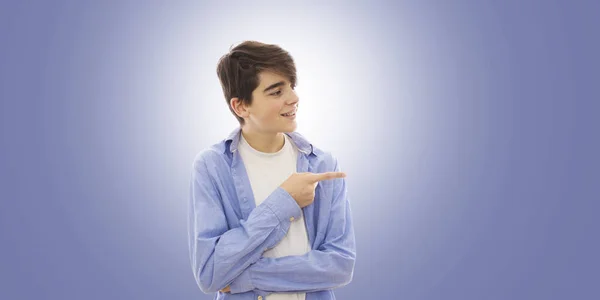 Εφηβικό Αγόρι Που Δείχνει Δάχτυλό Του — Φωτογραφία Αρχείου