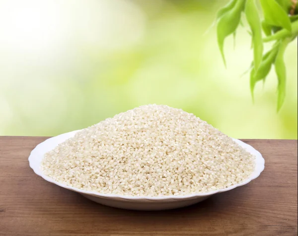 Prato Arroz Cru Com Fundo Natural — Fotografia de Stock