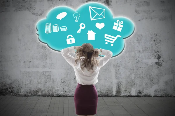 Donna Affari Con Cloud Contenuti Digitali — Foto Stock