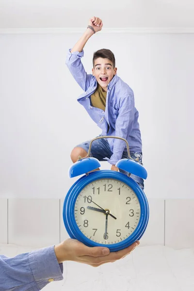 Hand Met Horloge Jonge Springen Het Bed Gelukkig — Stockfoto