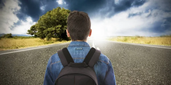 Joven Con Mochila Camino Viajes Aventuras —  Fotos de Stock