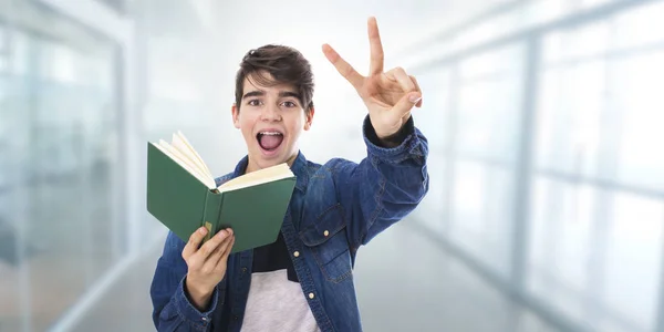 Adolescent Étudiant Avec Livre Ouvert Signe Approbation — Photo