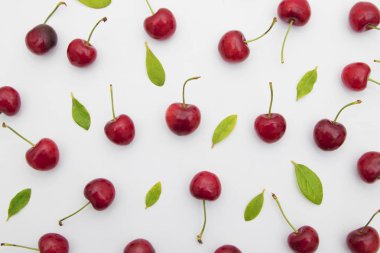 Beyaz arka planda izole doğal kırmızı kiraz