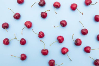 Kırmızı Kiraz ve yaprakları ile mavi arka plan