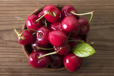 rustik ahşap üzerine kırmızı kiraz