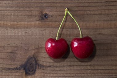 rustik ahşap alt üzerine doğal kiraz