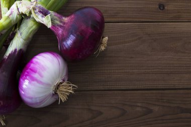 rustik ahşap, sebze ve sebzeler üzerinde kırmızı soğan