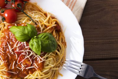 spagetti bolognese domates sosu, peynir ve fesleğen ile