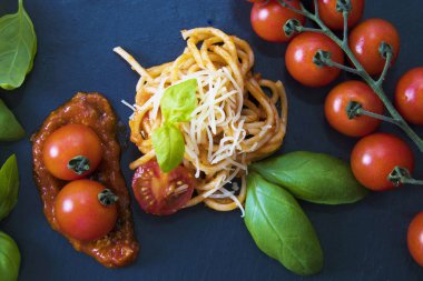 spaguetis makarna ile salsa ve peynir, yaratıcı Akdeniz diyeti