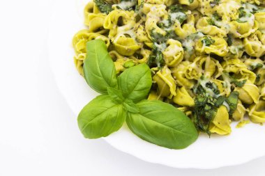 Beyaz arka planda hazırlanan İtalyan makarna yemek