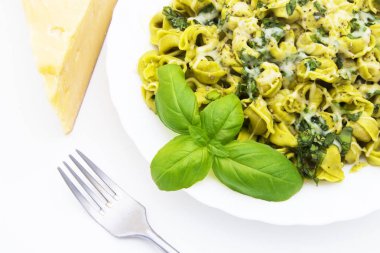 Beyaz arka planda hazırlanan İtalyan makarna yemek