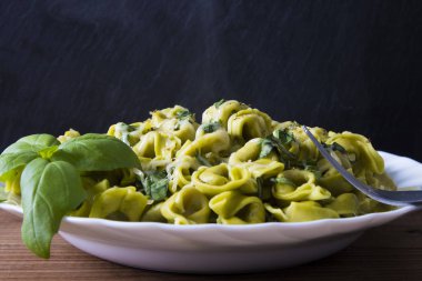 peynir, sebze ve fesleğen yaprağı ile hazırlanan İtalyan makarna yemek