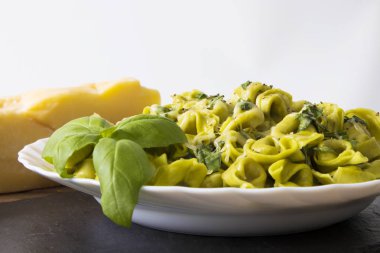 peynir, sebze ve fesleğen yaprağı ile hazırlanan İtalyan makarna yemek
