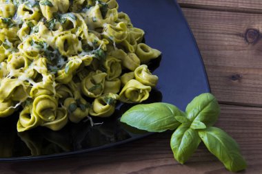 peynir, sebze ve fesleğen yaprağı ile hazırlanan İtalyan makarna yemek