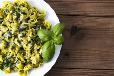 peynir, sebze ve fesleğen yaprağı ile hazırlanan İtalyan makarna yemek
