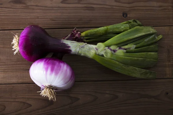 Röd Lök Isolerade Rustikt Trä — Stockfoto