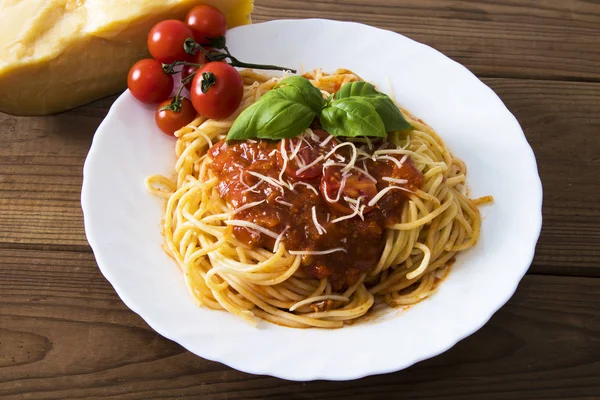 Spaguetis Makaron Przygotowany Sosem Bolognese Serem — Zdjęcie stockowe