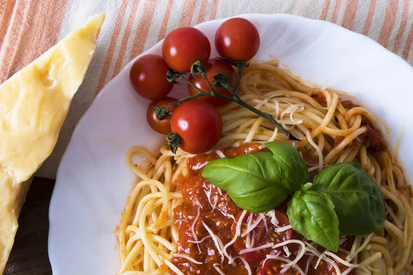 Spaghetti Sosem Pomidorowym Serem Bazylią — Zdjęcie stockowe
