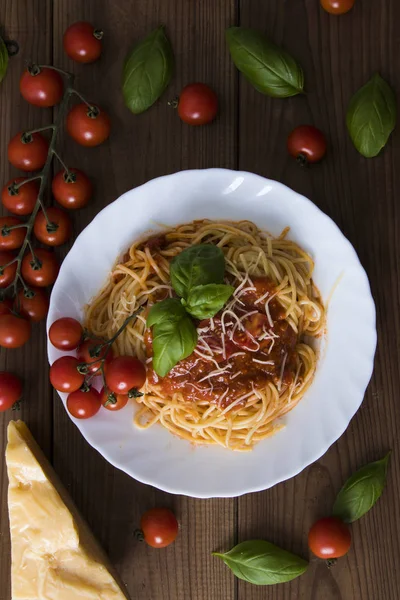 Spaghetti Sosem Pomidorowym Serem Bazylią — Zdjęcie stockowe