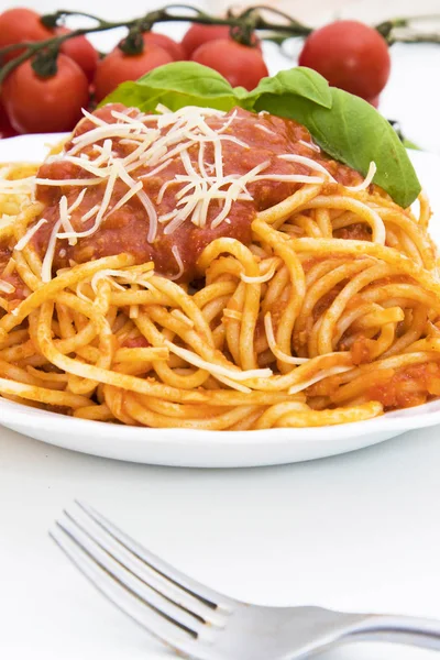 Espaguete Bolonhesa Com Molho Tomate Queijo Manjericão — Fotografia de Stock