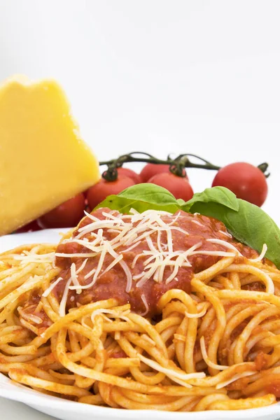 Spaguetis Bolognese Dish Cheese Basil Leaf — Stock Photo, Image