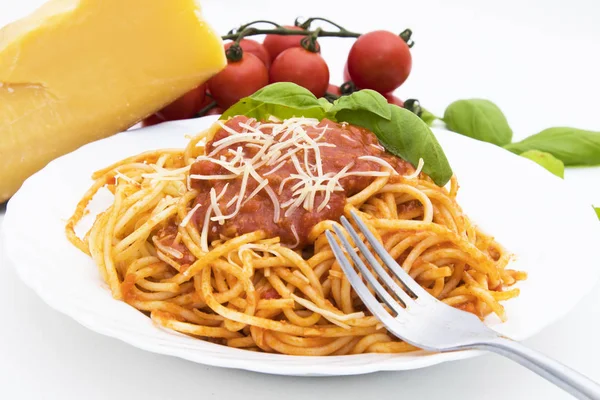 Spaguetis Bolognese Danie Serem Bazylią Liść — Zdjęcie stockowe