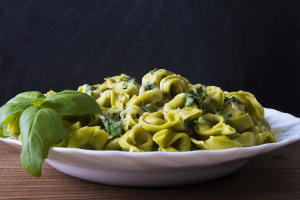 Plato Pasta Italiana Preparado Con Queso Verduras Hojas Albahaca — Foto de Stock