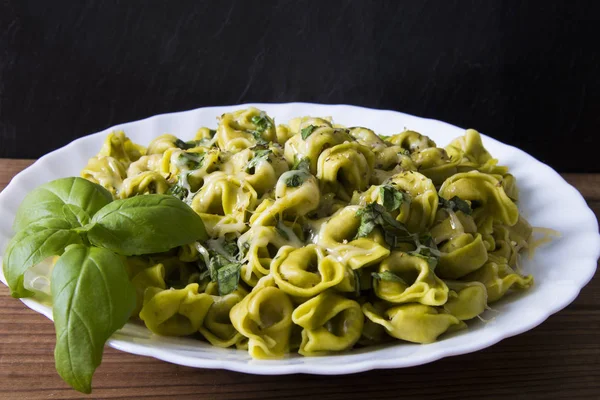 Plato Pasta Italiana Preparado Con Queso Verduras Hojas Albahaca — Foto de Stock