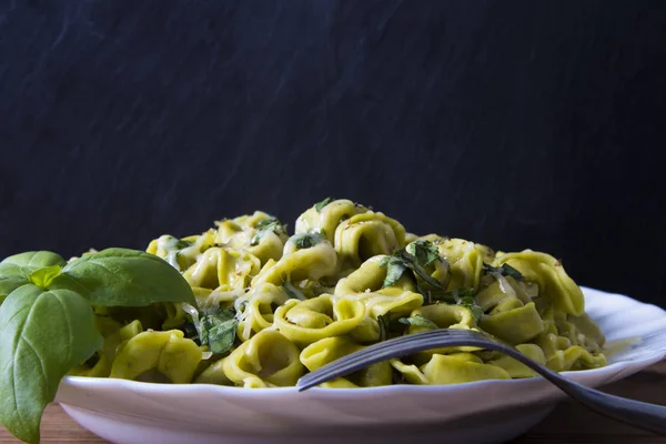 Plato Pasta Italiana Preparado Con Queso Verduras Hojas Albahaca —  Fotos de Stock