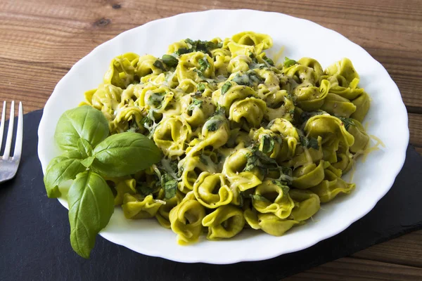 チーズ バジルの葉を使用したイタリアのパスタ料理 — ストック写真