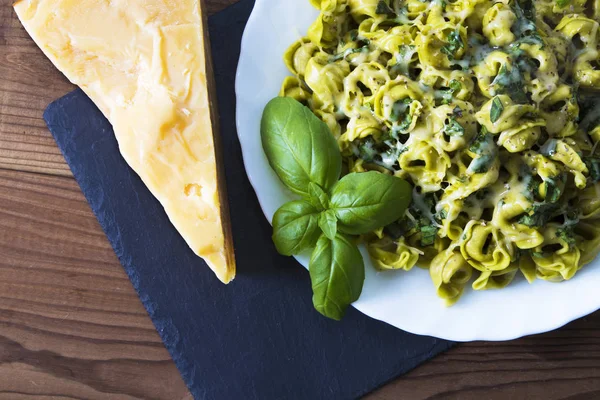 Plato Pasta Italiana Preparado Con Queso Verduras Hojas Albahaca — Foto de Stock