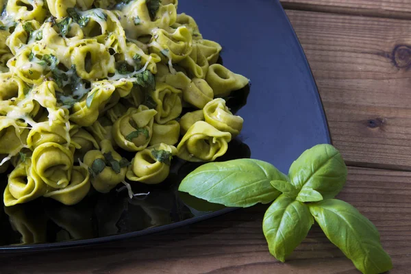 Plato Pasta Italiana Preparado Con Queso Verduras Hojas Albahaca — Foto de Stock