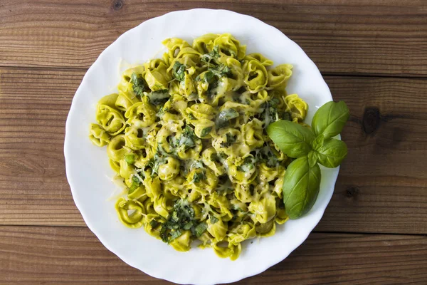 Plato Pasta Italiana Preparado Con Queso Verduras Hojas Albahaca — Foto de Stock