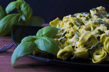 eritilmiş peynir ve fesleğen yaprağı ile tortellini makarna yemek