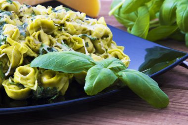 eritilmiş peynir ve fesleğen yaprağı ile tortellini makarna yemek