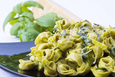 hazırlanan tortellini makarna, makarna diyet ve Akdeniz yemekleri