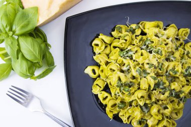 hazırlanan tortellini makarna, makarna diyet ve Akdeniz yemekleri
