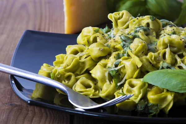 Plato Pasta Tortellini Con Queso Derretido Hoja Albahaca — Foto de Stock